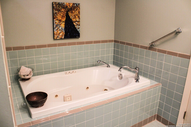 Building Photo - 539 Woodcrest Dr