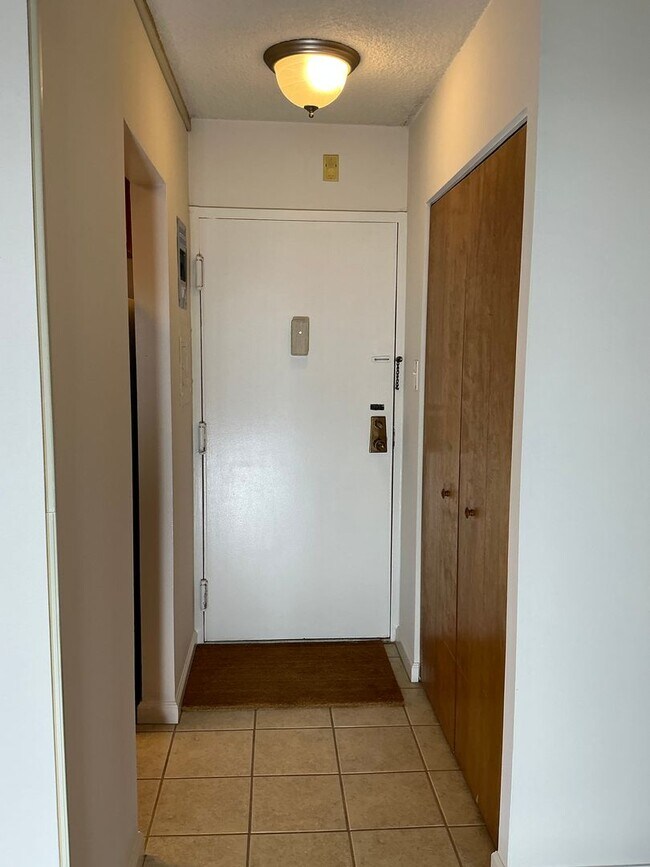 Building Photo - Renovated 1 BR, 1 BA, kitchen w/new appliances,