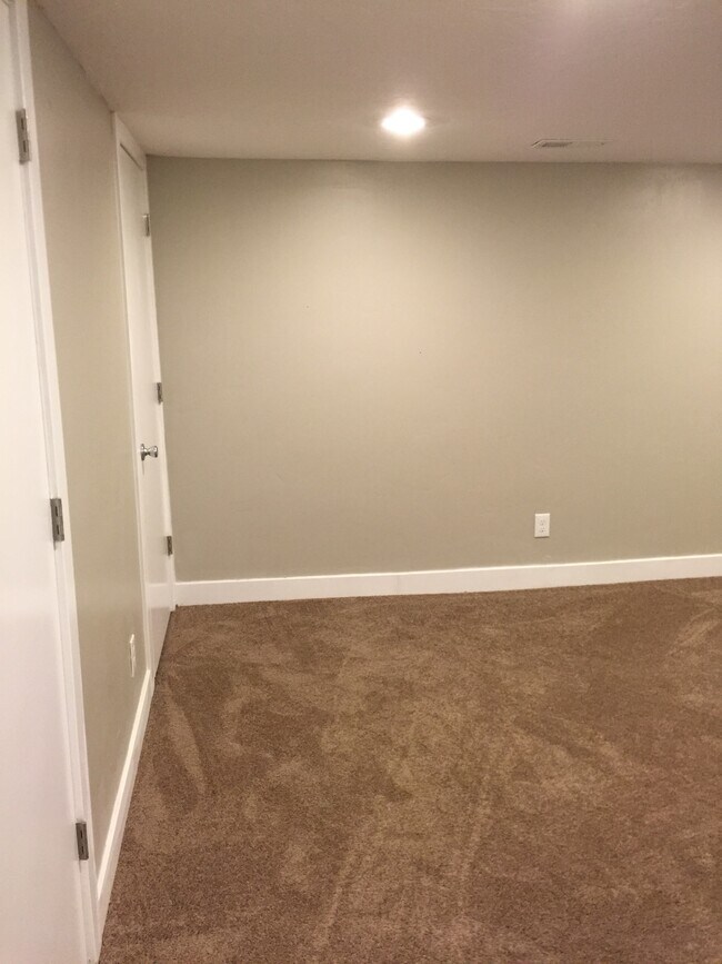 Building Photo - 664 E Ramona Ave