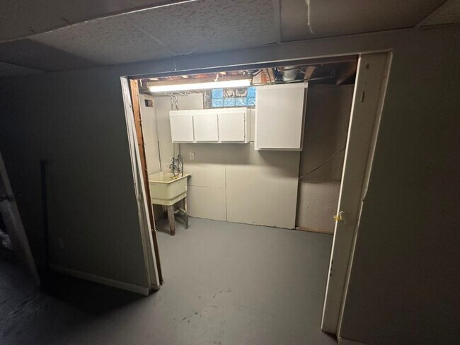 Building Photo - Awesome Eastpointe Ranch with finished basement