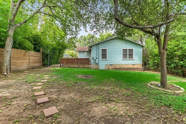 Building Photo - 208 Braeswood Rd