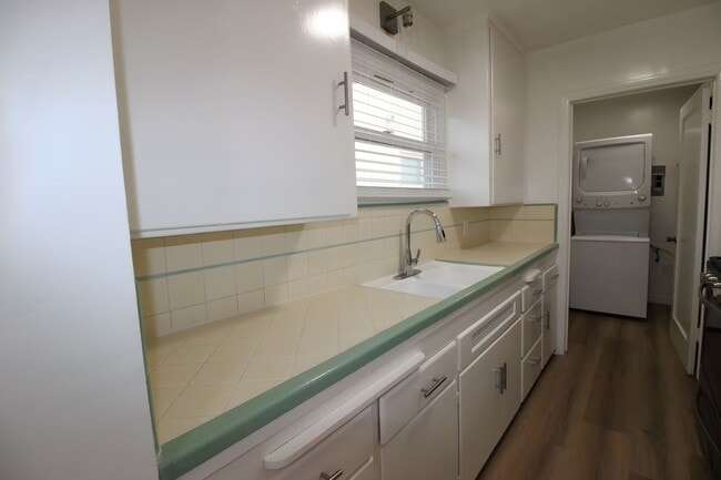 Building Photo - 230 Avenue G