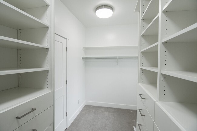 Building Photo - Gorgeous 2-Story Home In a Gated Community!