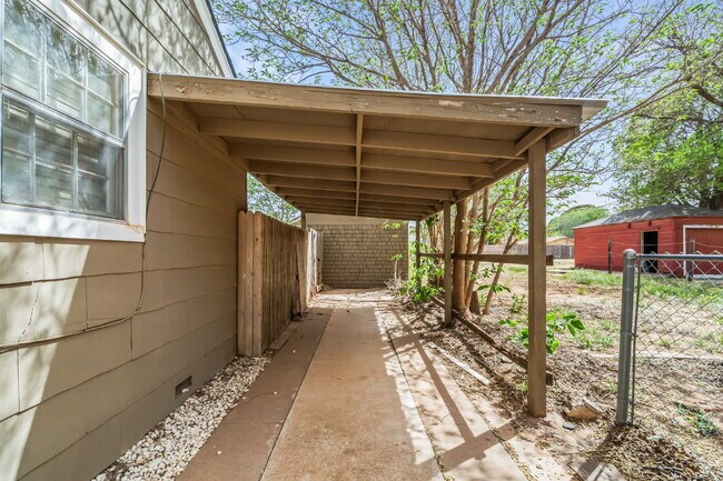 Building Photo - Charming Efficiency, Minutes from Texas Tech