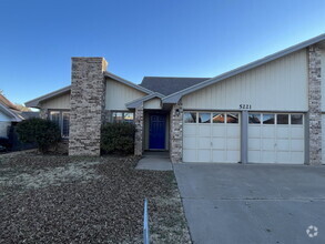 Building Photo - Come See This Cute 3/2/2 Townhome!