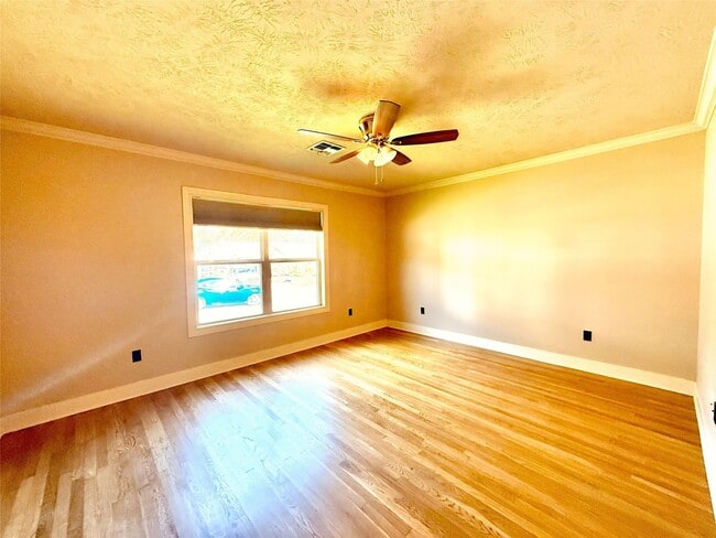 Building Photo - 305 W Tom Green St