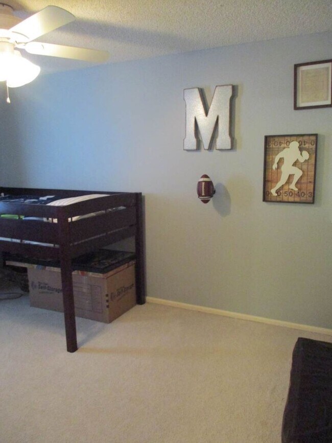 Building Photo - 3 Bedroom, 2.5 bathroom split level home in University Place