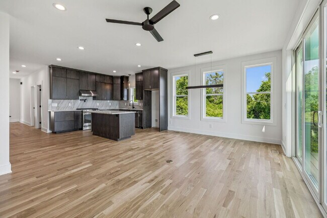 Building Photo - "Spacious 4-Bed, 4-Bath Gem in Nashville -...