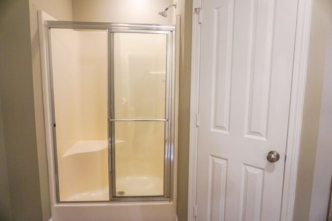 Building Photo - 3 Bedroom/ 2Bath Minutes from NEA Available NOW