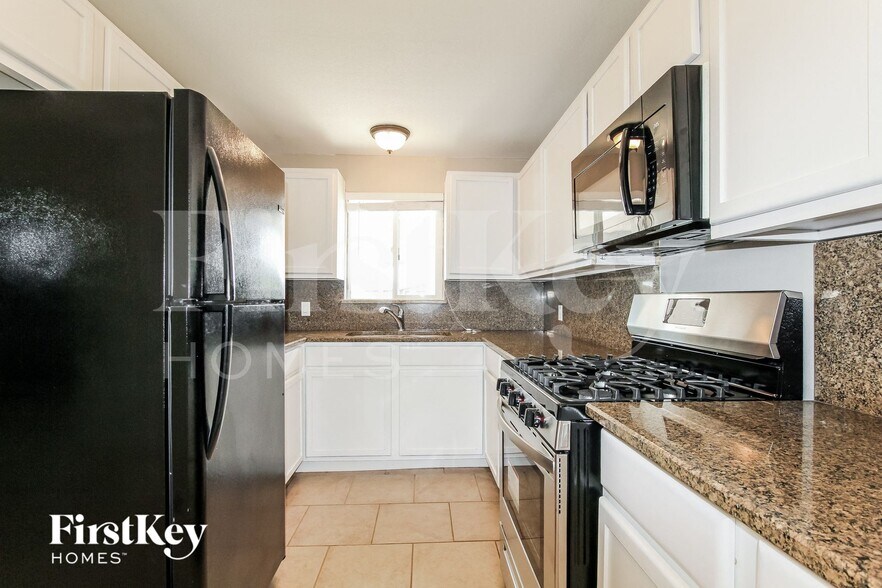 Building Photo - 4138 E Bluefield Ave