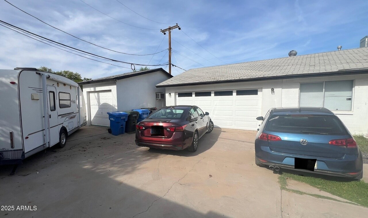 Building Photo - 4847 E Cambridge Ave