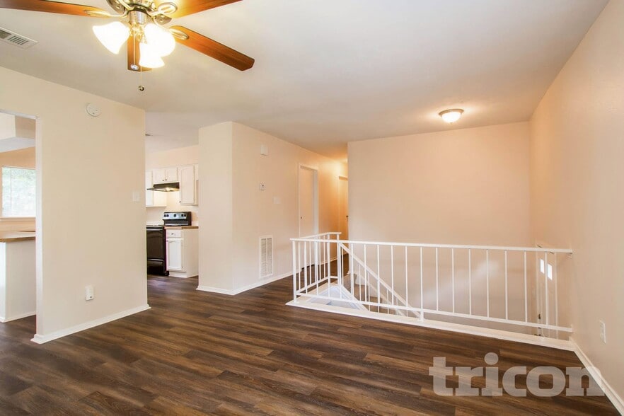 Building Photo - 8610 Pine Shores Dr