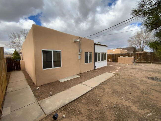 Building Photo - 3 Bedroom Single Story Home Available Near...