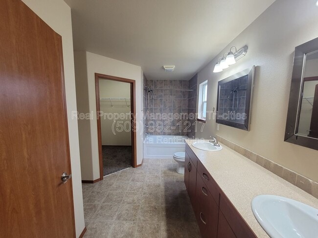 Building Photo - 1653 Larkspur Dr