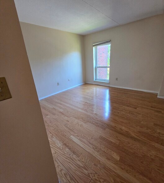 Building Photo - 50 Broadlawn Park