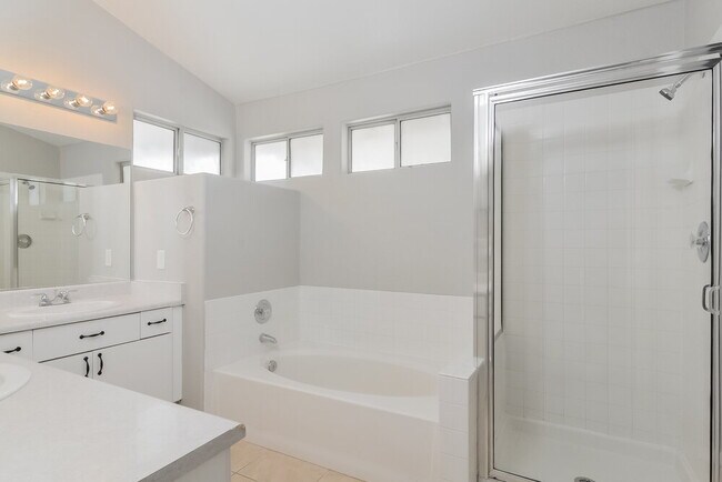 Building Photo - 403 Royal Greens Dr