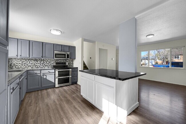 Building Photo - $1,900.00, 3-bed, 2-bath located in Colora...