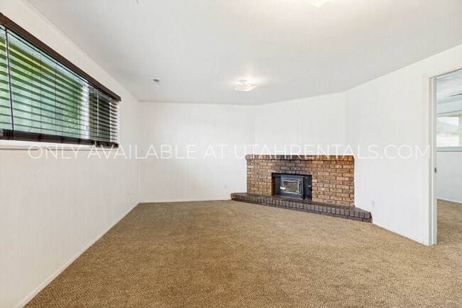 Building Photo - 262 1165 N