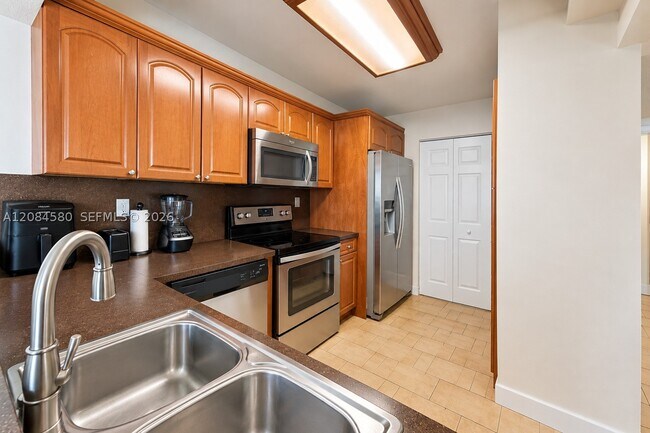 Building Photo - 1401 W Golfview Dr