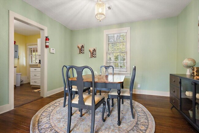 Building Photo - FULLY FURNISHED!! Belhaven Bombshell!