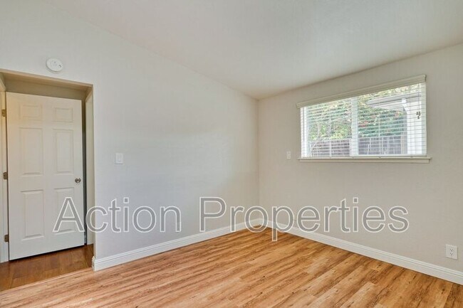 Building Photo - 1125 Burgoyne St