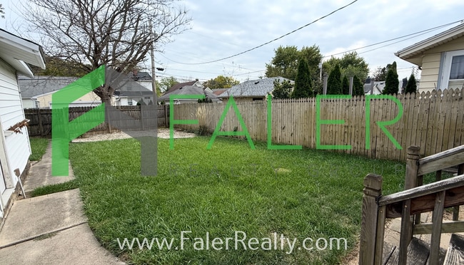 Building Photo - Show-stopping rental available!