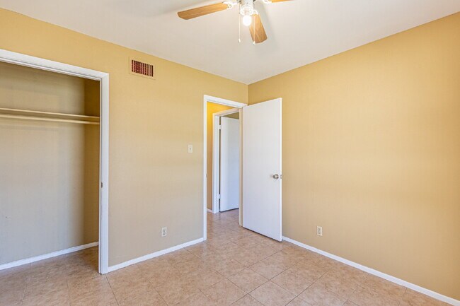 Building Photo - 4414 Valleybrook