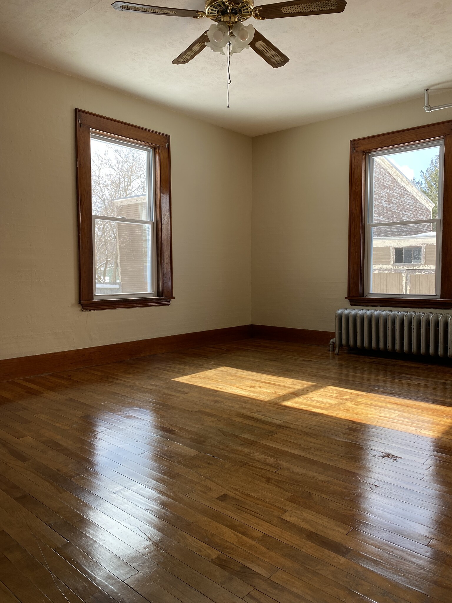 Building Photo - 527 Champlain St