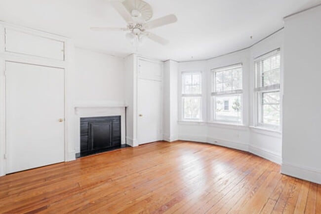 Building Photo - Great Fan Rowhouse!!