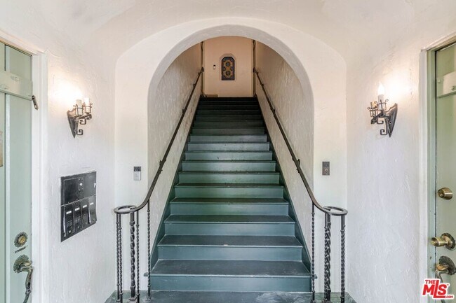 Building Photo - 1132 N Vista St