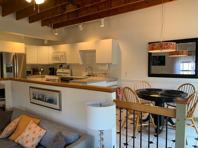 Building Photo - 45 Ayrault St