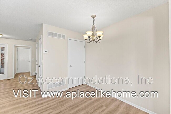 Building Photo - 2216 SW Rambling Vine Rd