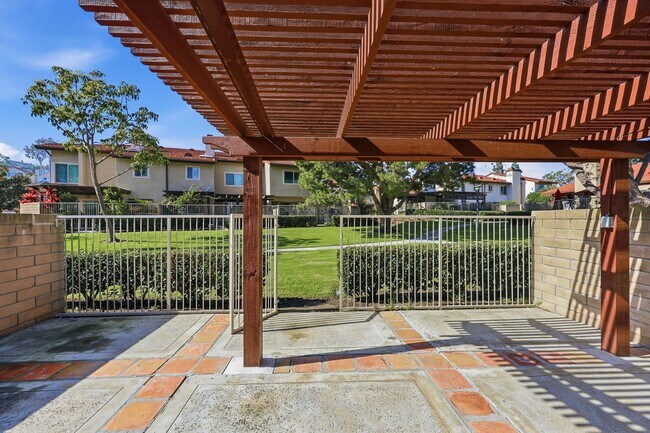 Building Photo - Beautifully Updated Townhome in Dana Point