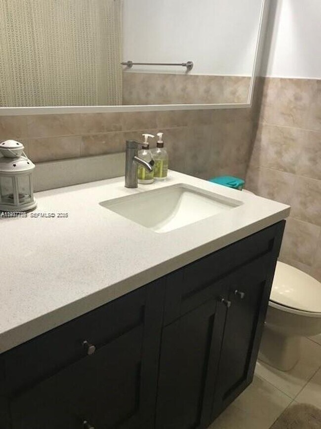 Building Photo - 10794 N Kendall Dr