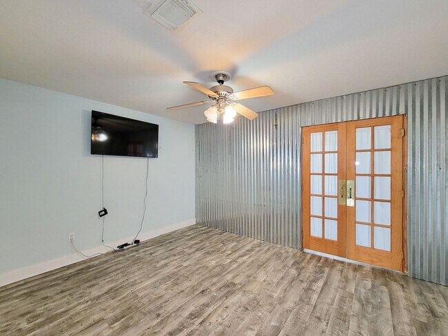 Building Photo - Welcome to this beautifully maintained home offering flexible living with 4/5 spacious bedrooms a...