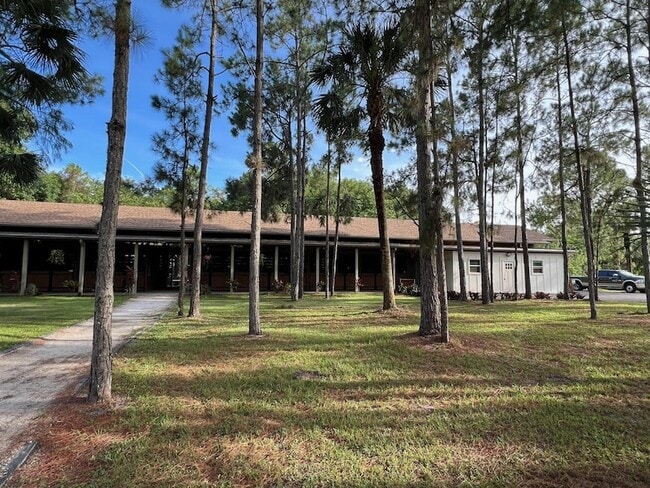 Building Photo - 1711 Stallion Dr