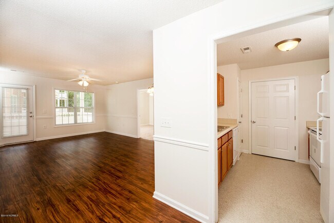 Building Photo - 2833 Holly Glen Dr