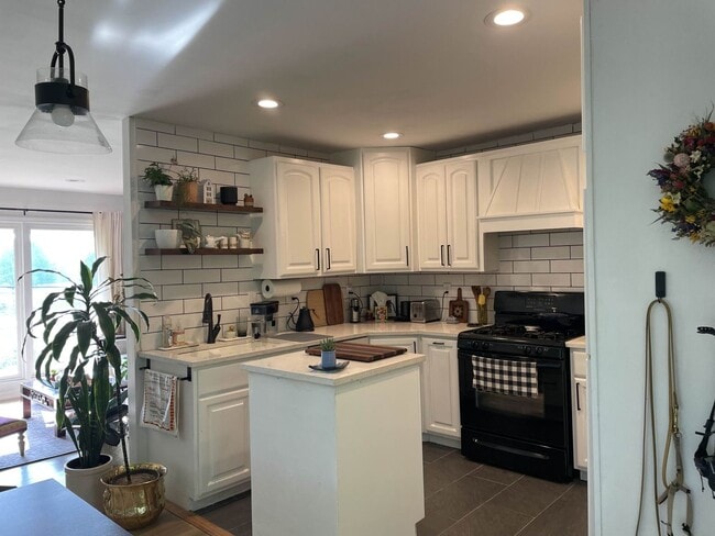 Building Photo - 3 bedrooms, 2 bathrooms, fenced yard!