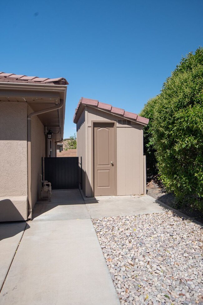 Building Photo - Spacious 3-Bedroom Home with Incredible Garage & Prime Location!