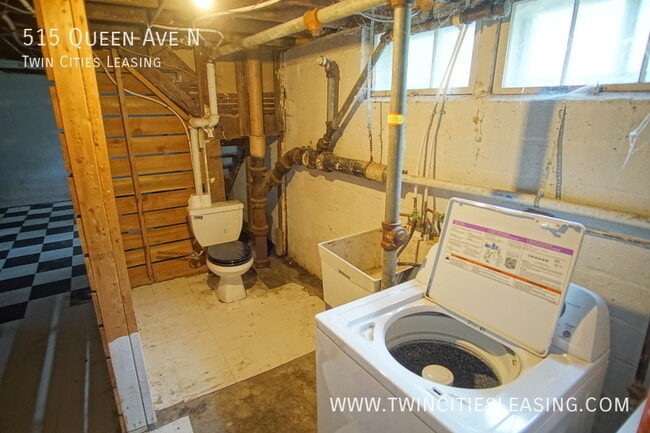 Building Photo - 515 N Queen Ave