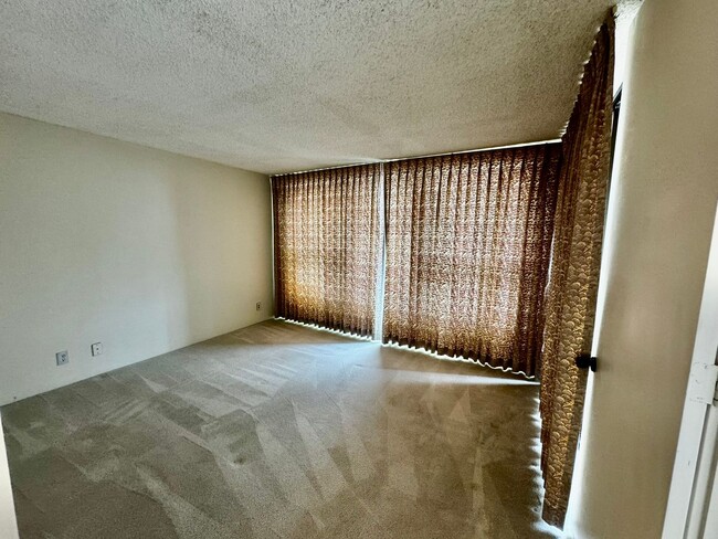 Building Photo - Yacht Harbor Towers- Diamond Head towers-9th floor-Marina/ocean views.