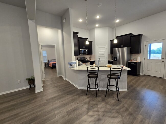 Building Photo - Gorgeous First Time Rental, 4 bed, 3 full bath in highly desirable Hills of Bear Creek
