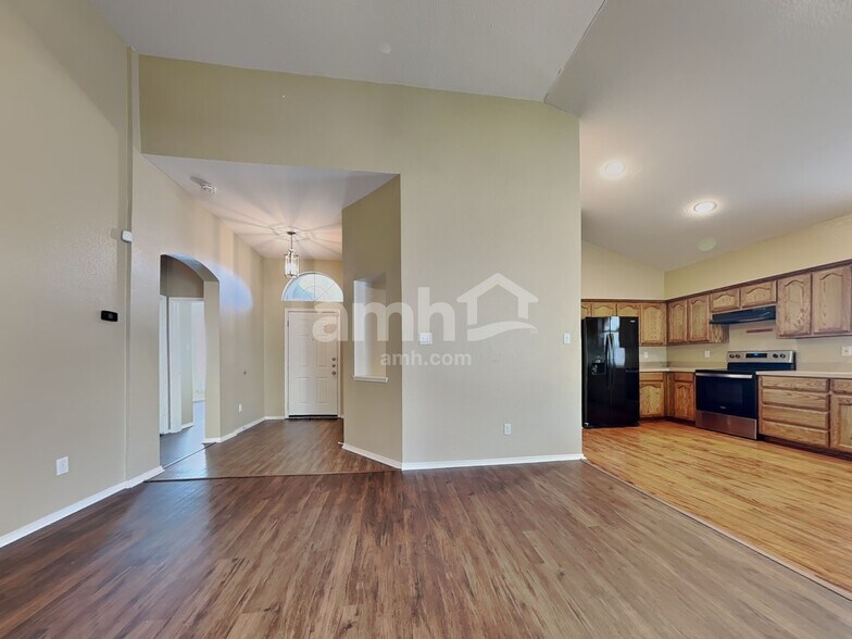 Building Photo - 9904 Henna Ln