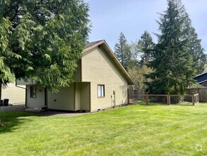 Building Photo - Bainbridge Island charmer ....delightfully...
