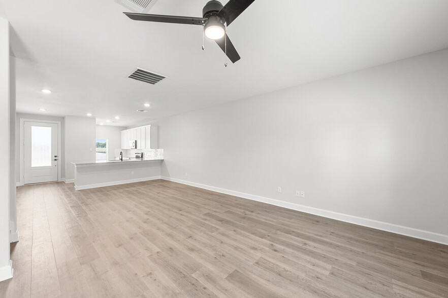 Building Photo - 240 Live Oak Ln
