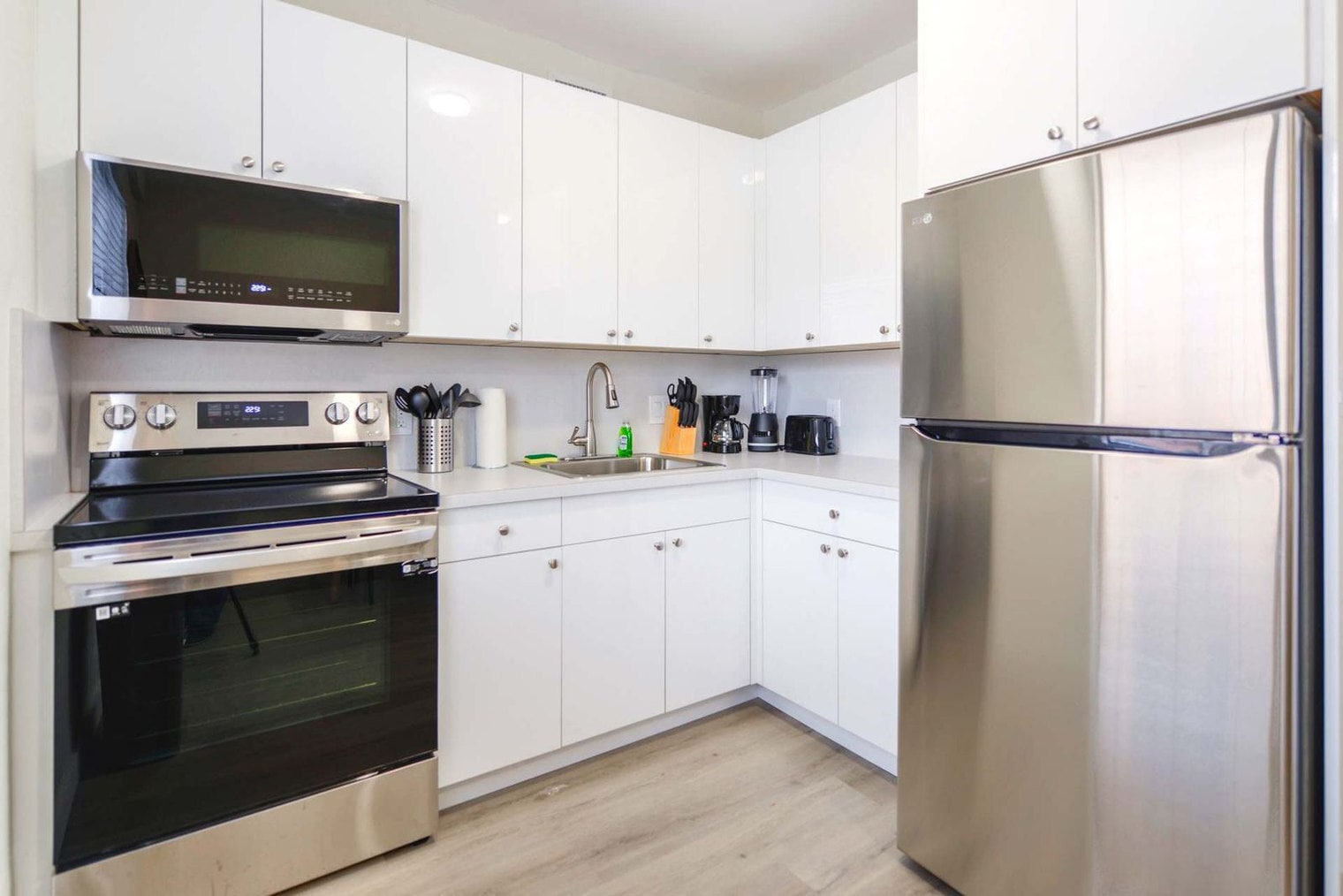 Building Photo - 700 SW 11th Ave