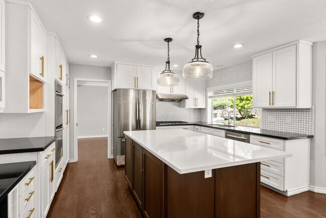 Building Photo - Welcome to your dream home in the picturesque Westridge neighborhood