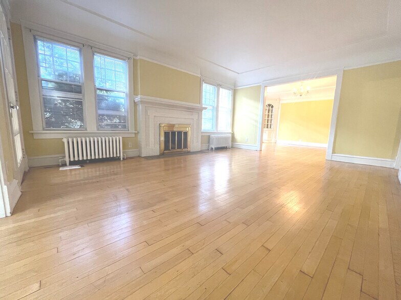 Building Photo - 2533 N Lake Dr