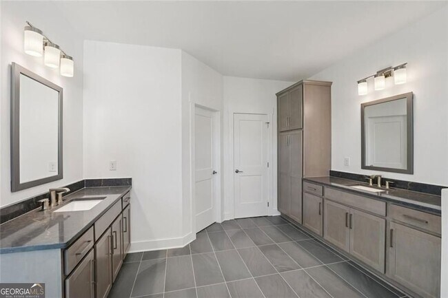 Building Photo - 2815 Medford Dr