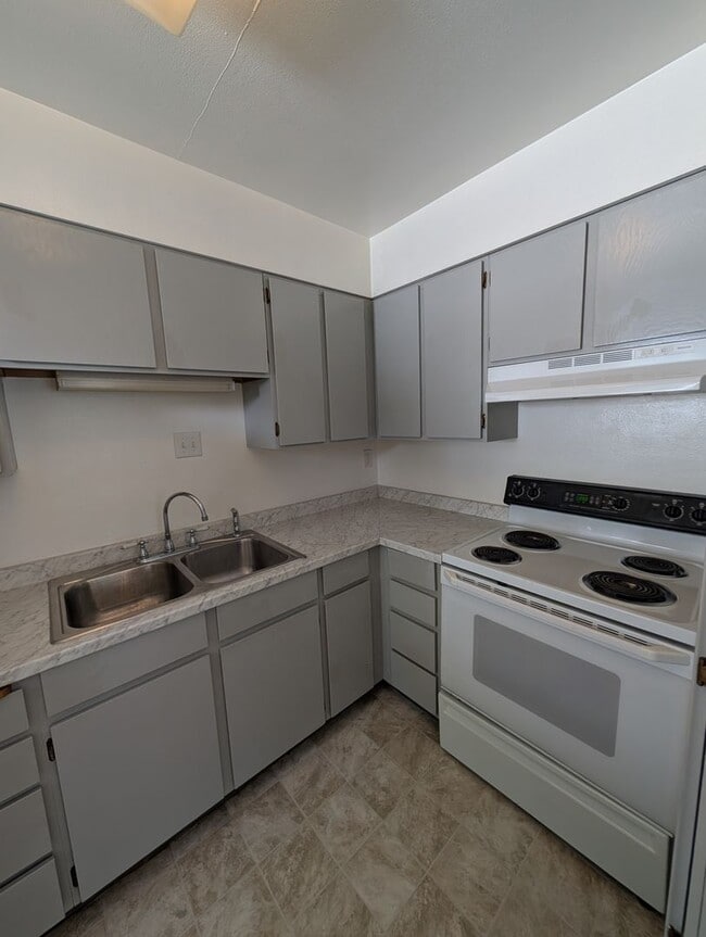Building Photo - 428 S 10th Ave
